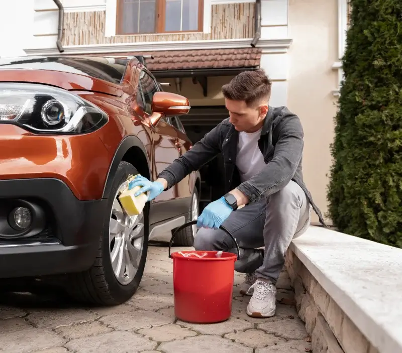 Lavage auto à domicile Bouafle : professionnel intervenant sur un véhicule